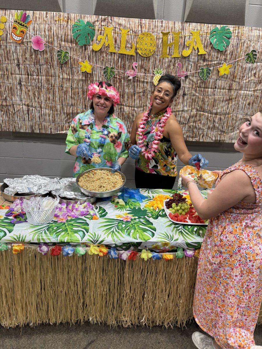 TMS_CTBC's tweet photo. The TMS Theater Banquet was bittersweet. We are going to miss these 8th graders but we know they will do amazing things in high school. ❤️ Booster is always so happy to help support this program and these students on their journey. @HumbleISD_TMS @HumbleISD_Arts https://t.co/QK63xGkE9z