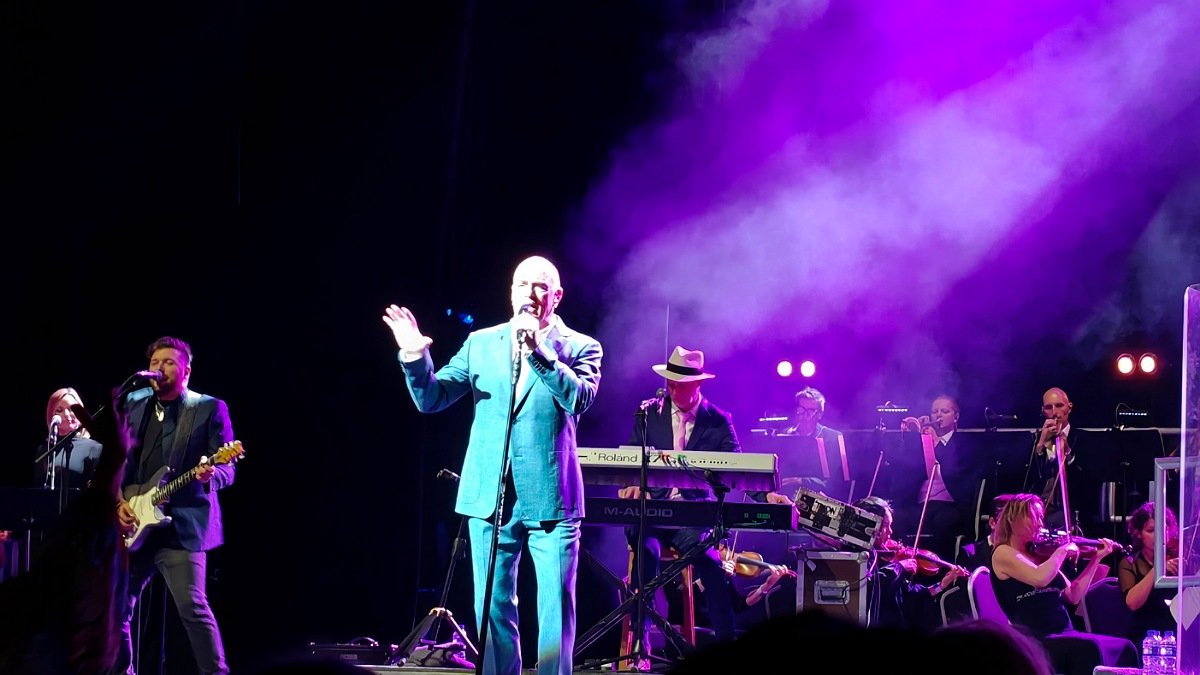 UnixSysAdmin's tweet image. Thanks @peterjohncox for an awesome show on Thursday. The band, orchestra and staging were amazing 🤩 I think I speak for everyone who was there - thanks for a fantastic evening!
Sending my best wishes to @richarddrummie too🙏
See you at another gig soon I hope!