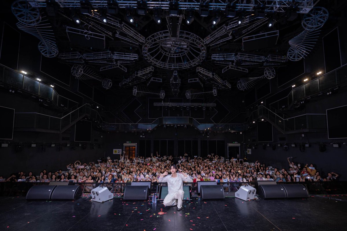 basjtr's tweet image. 谢谢大家来南宁见我哦 今天很开心也很感谢大家给我的支持和应援❤️‍🔥我们下次见 爱你们  #Bas1stsoloFMinNanning