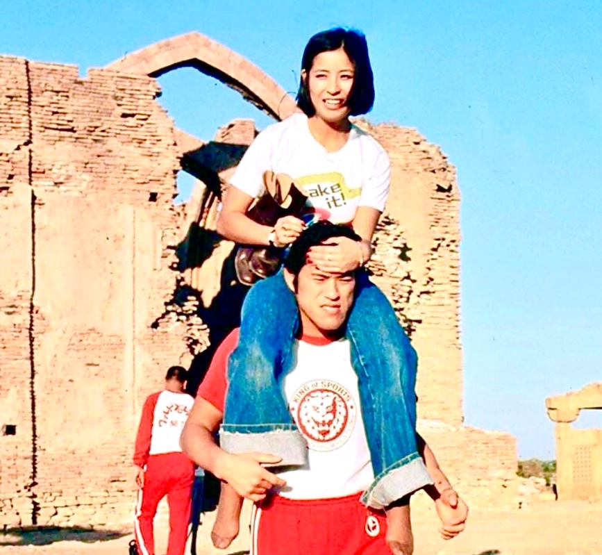 アントニオ猪木と倍賞美津子。2人とも若いです。近く倍賞美津子さんに