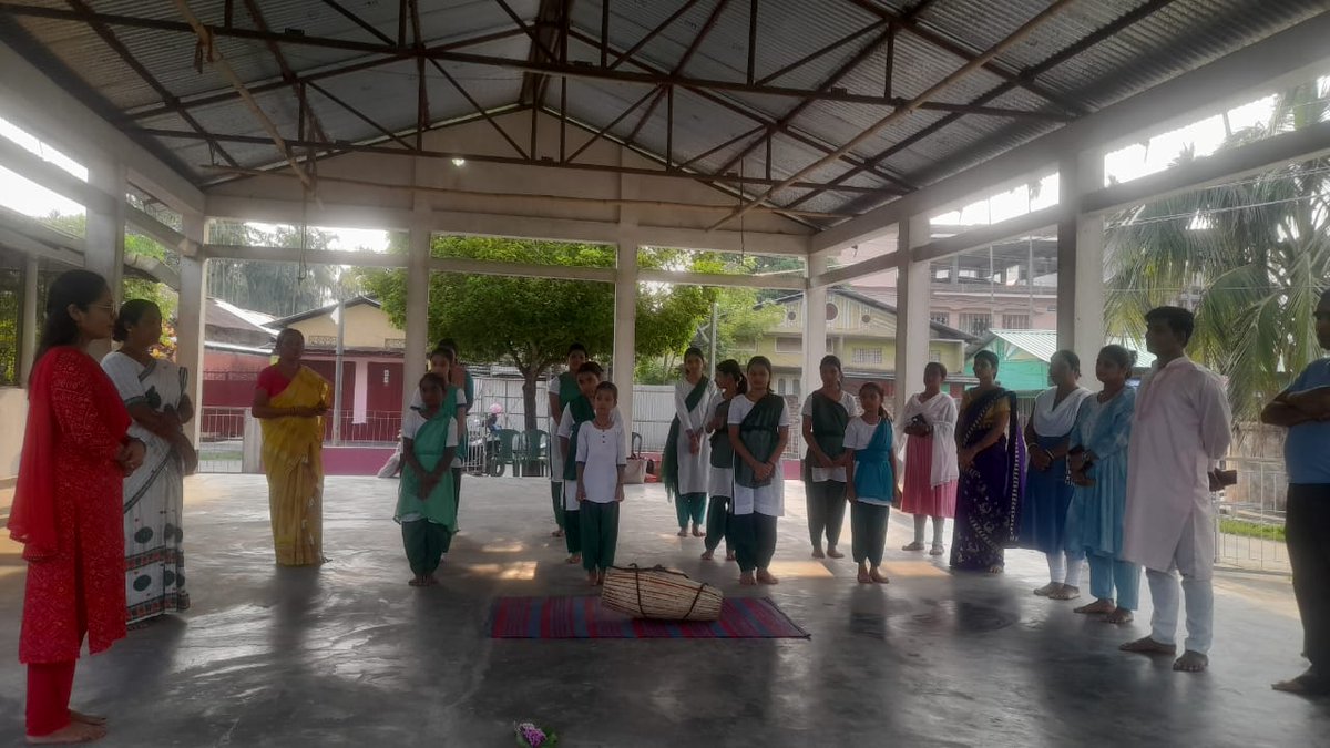 PallabiDasGLP's tweet photo. ৰাষ্ট্ৰ : সেৱিকা সমিতি গোৱালপাৰা জিলা ৰ বিভিন্ন শাখাৰ পৰা ভাৰত পাকিস্তান ৰ যুদ্ধত শ্বহীদ হোৱা বীৰ জোৱান সকলোক শ্ৰদ্ধাঞ্জলি জনোৱা হয়  লগতে সকলো ভাৰতীয় ৰ মংগল কামনা কৰা হয় । ভাৰত মাতা কি জয় 🚩🇮🇳 https://t.co/LTJNCqbYY6