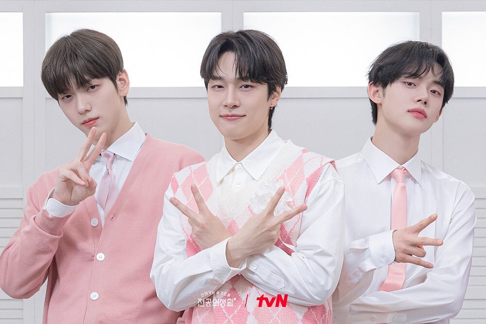 •kdm• ⚠️ Resident Playbook
Aku tau kita lagi tumpengan tapi mau nanya dong kalian sadar ga ini cameo-nya SEBELAH MANA