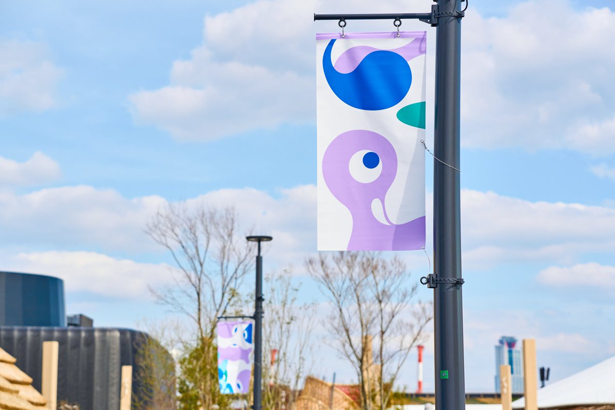 万博会場にある「こみゃく」がデザインさせたフラッグは、170枚