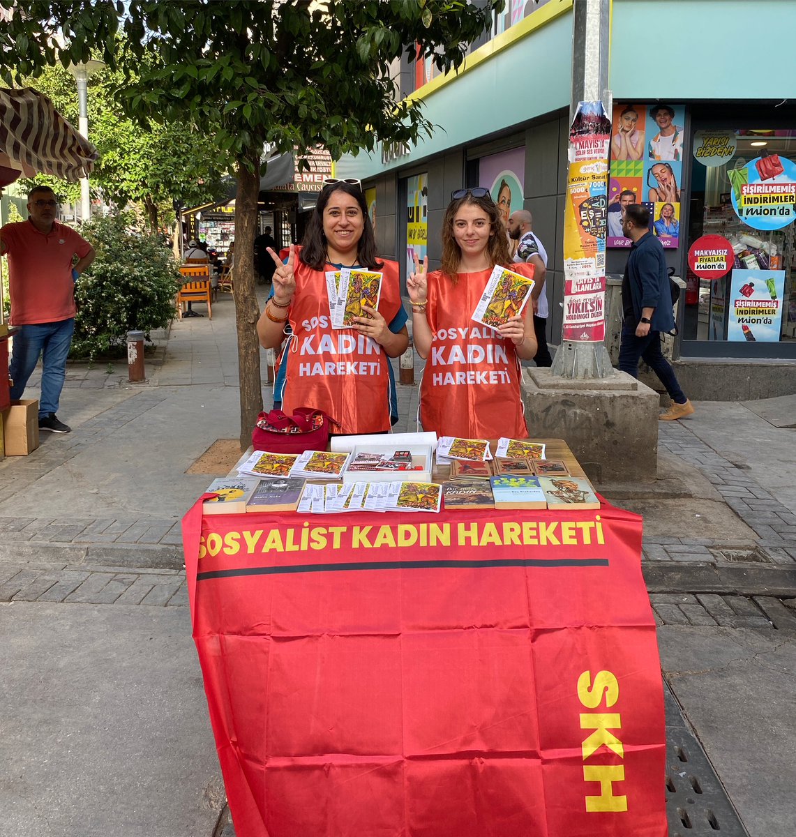 📍İzmir

Alsancak Kıbrıs Şehitlerin’de standımızı kurduk. 

1 Mayıs’tan aldığımız güç ile örgütlen!