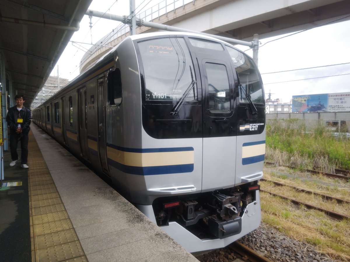 209_E217's tweet photo. 25/5/10
E217系Y-101編成の団臨を撮影
リバイバルカラーになってからは初の撮影でした
正統的横須賀色を纏った姿も十数年振りに見られて良かったです
総武快速線・横須賀線で初めて見た時も、最後に見送った時もこの色  今までありがとう
お疲れ様

#横須賀線 #E217系 https://t.co/s3q36fk1qC