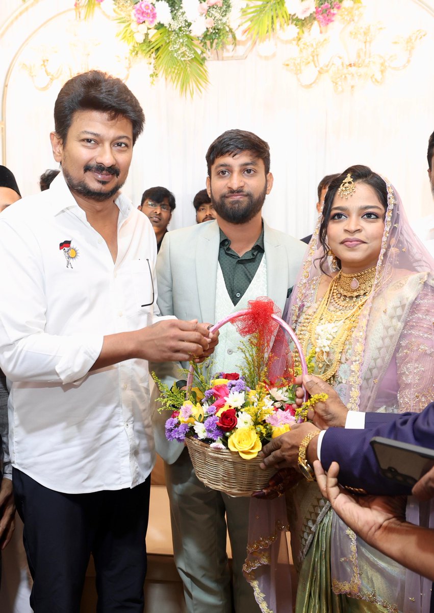 Udhaystalin's tweet photo. கழக செய்தித் தொடர்பு துணைச் செயலாளர் தம்பி @sidique_dmk - எம்.ஆயிஷா இணையரின் திருமணத்தை பெரியார் திடலில் இன்று நடத்தி வைத்தோம்.

தலைமைக் கழக பேச்சாளராக மேடைகளில் கழகத்தின் கருத்துக்களை எடுத்துரைத்து வந்த தம்பி சித்திக், ஊடகங்கள் மற்றும் இணையவெளியிலும் கழகம் மற்றும் திராவிட மாடல் அரசின் சாதனைகளை எடுத்துச் சொல்லி வலுசேர்த்து வருகிறார்.

இல்வாழ்வில் அடியெடுத்து வைக்கும் அவரும் - அவருடைய வாழ்விணையரும், கழகமும் - கலைஞரும் போல, நம் முதலமைச்சரும் - வெற்றிகளும் போல - திராவிடமும் - சிறுபான்மையின மக்களும் போல ஒற்றுமையோடு பல்லாண்டு வாழ்கவென வாழ்த்தி மகிழ்ந்தோம்.

@PKSekarbabu @PriyarajanDMK @iparanthamen  @Thalapathi_DMK
