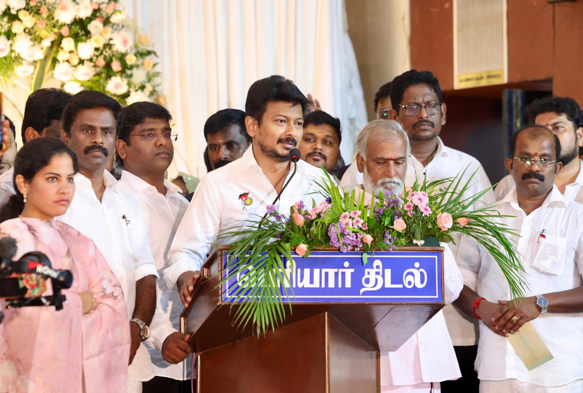 Udhaystalin's tweet photo. கழக செய்தித் தொடர்பு துணைச் செயலாளர் தம்பி @sidique_dmk - எம்.ஆயிஷா இணையரின் திருமணத்தை பெரியார் திடலில் இன்று நடத்தி வைத்தோம்.

தலைமைக் கழக பேச்சாளராக மேடைகளில் கழகத்தின் கருத்துக்களை எடுத்துரைத்து வந்த தம்பி சித்திக், ஊடகங்கள் மற்றும் இணையவெளியிலும் கழகம் மற்றும் திராவிட மாடல் அரசின் சாதனைகளை எடுத்துச் சொல்லி வலுசேர்த்து வருகிறார்.

இல்வாழ்வில் அடியெடுத்து வைக்கும் அவரும் - அவருடைய வாழ்விணையரும், கழகமும் - கலைஞரும் போல, நம் முதலமைச்சரும் - வெற்றிகளும் போல - திராவிடமும் - சிறுபான்மையின மக்களும் போல ஒற்றுமையோடு பல்லாண்டு வாழ்கவென வாழ்த்தி மகிழ்ந்தோம்.

@PKSekarbabu @PriyarajanDMK @iparanthamen  @Thalapathi_DMK