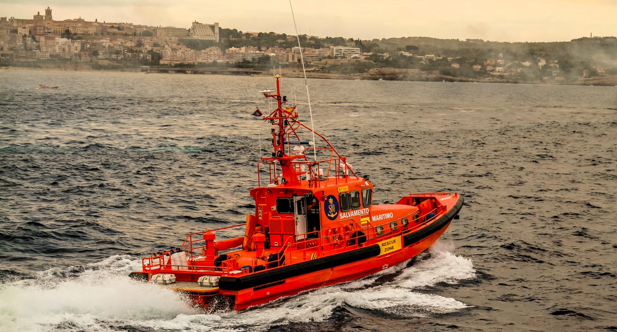 salvamentogob's tweet photo. Salvamares al auxilio:
Naos remolca velero sin motor #SantaEulalia
Mirach remolca motora averiada #Moaña
Fomalhaut/LS Atlas @CreuRojaTGN remolcan velero sin motor #Calafat
Fénix retira tronco a la deriva #Jávea
Coordinan centros #Palma #Vigo #Tarragona #Valencia
#SeguridadNáutica https://t.co/MXfGbJJt3A