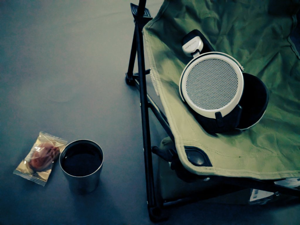 コーヒー＆音楽でChillタイム🎧😌
おともは開放型のDIVAPro

新居には屋上がありまして、夜にローチェア出してゆったり聴くのが最高なんですよ👍

いずれは人工芝敷いてゴロ寝空間にしたい😴