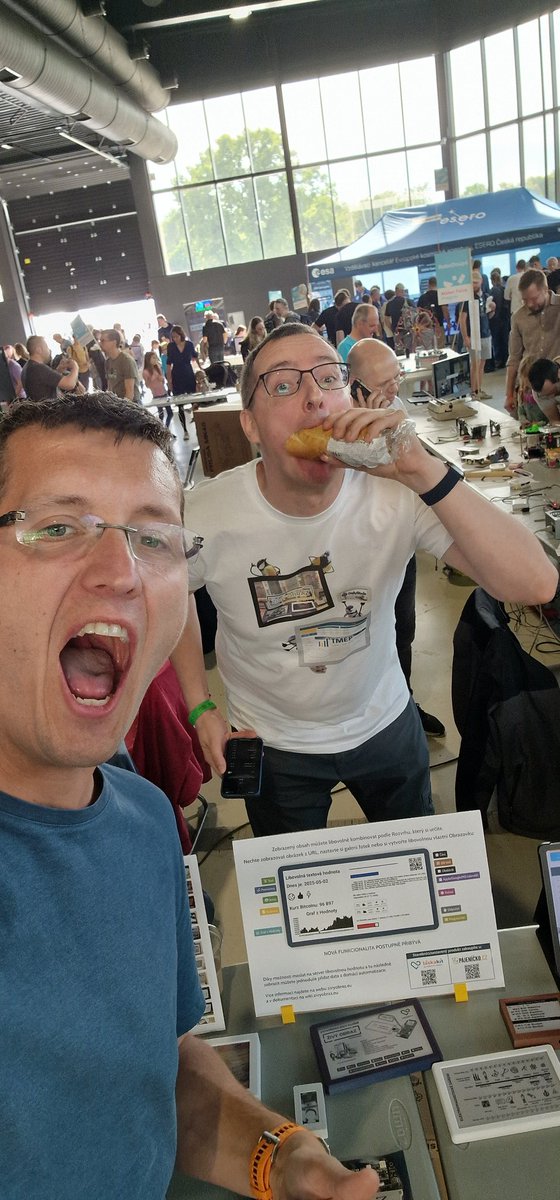 Nechci se chlubit, ale mám fotku s největší celebritou na #onlybirds
A prosí a nějakou fotomontáž něčeho vtipného místo bagety 😉
<a href="/MultiTricker/">Michal Ševčík</a> <a href="/zivyobraz/">Živý obraz</a>