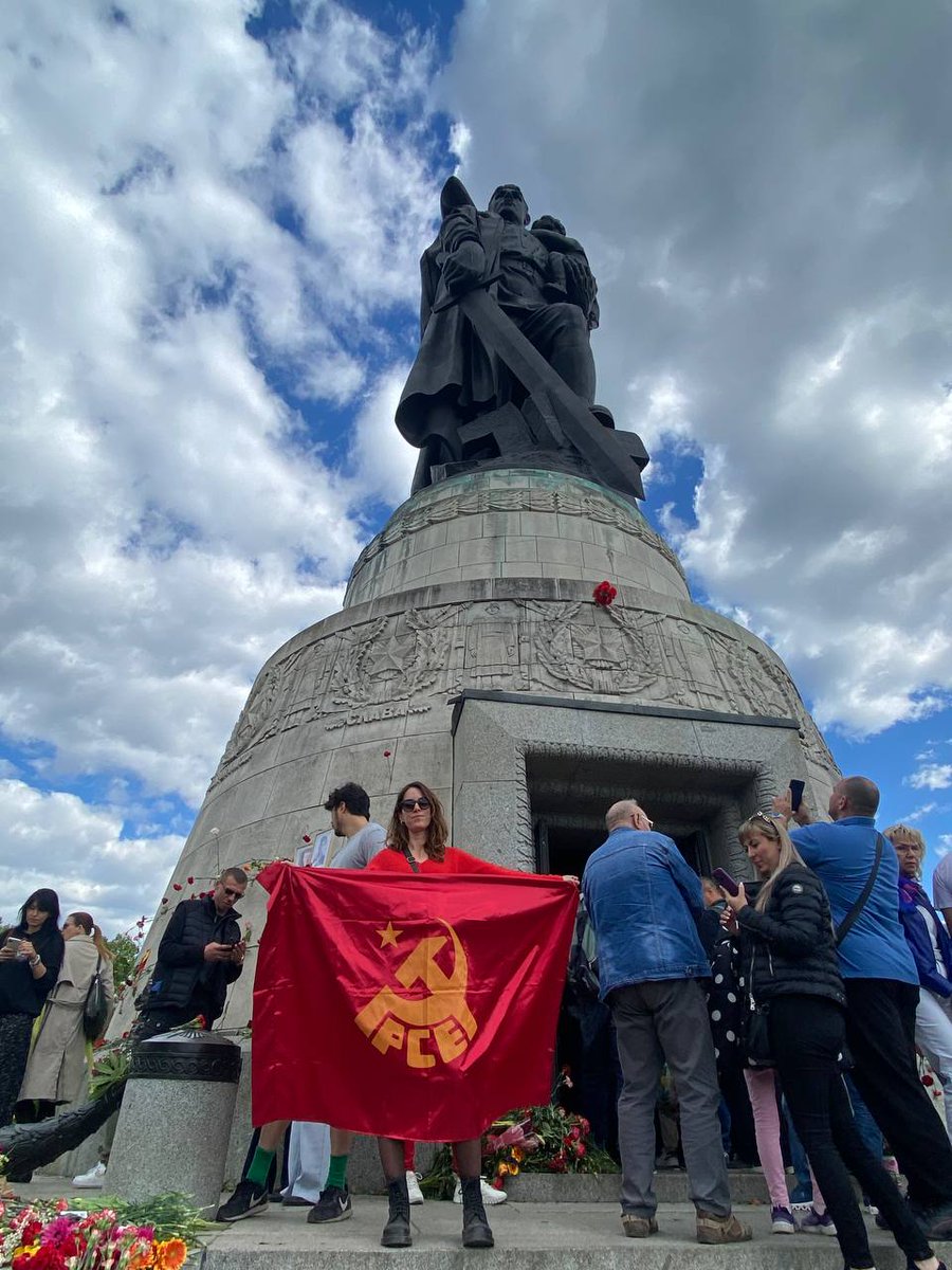 A pesar de los intentos por borrar la historia, la bandera roja con la hoz y el martillo, los símbolos que derrotaron al nazismo, ha estado presente una vez más en nuestra celebración del día de la Victoria en Berlín. Este año con la participación de las camaradas del <a href="/elPCPV/">PCPV Partit Comunista del País Valencià</a>