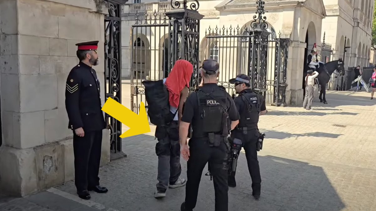 ESN Report (@es_news_) on Twitter photo ๐Central London, outside Horse Guards Parade.
Two <a href="/metpoliceuk/">Metropolitan Police</a> armed DPG officers spot a man walking by with a red jumper pulled over his head and a heavy backpack.
Heโs steps away from <a href="/TheKingsGuardsX/">The Kingโs Guards Channel</a> a known high-value target.
Then they see whatโs in his hand. ๐งต๐ ๐Central London, outside Horse Guards Parade.
Two <a href="/metpoliceuk/">Metropolitan Police</a> armed DPG officers spot a man walking by with a red jumper pulled over his head and a heavy backpack.
Heโs steps away from <a href="/TheKingsGuardsX/">The Kingโs Guards Channel</a> a known high-value target.
Then they see whatโs in his hand. ๐งต๐