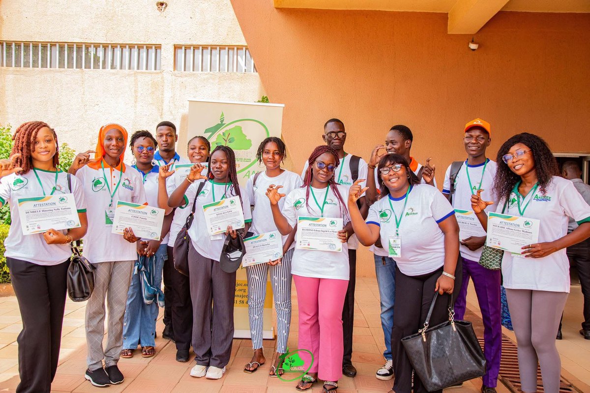 Clôture de la campagne de sensibilisation sur l’économie d’énergie et les énergies renouvelables.
La clôture de la campagne a eu lieu hier dans les locaux de la télévision BF1 TV.
125 services publics et privés ont été touchés par cette campagne.
#10AnsCONAJEC