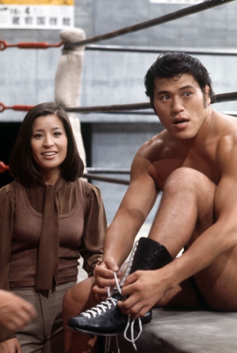 アントニオ猪木と倍賞美津子（その2）。2人とも若いです。近く倍賞