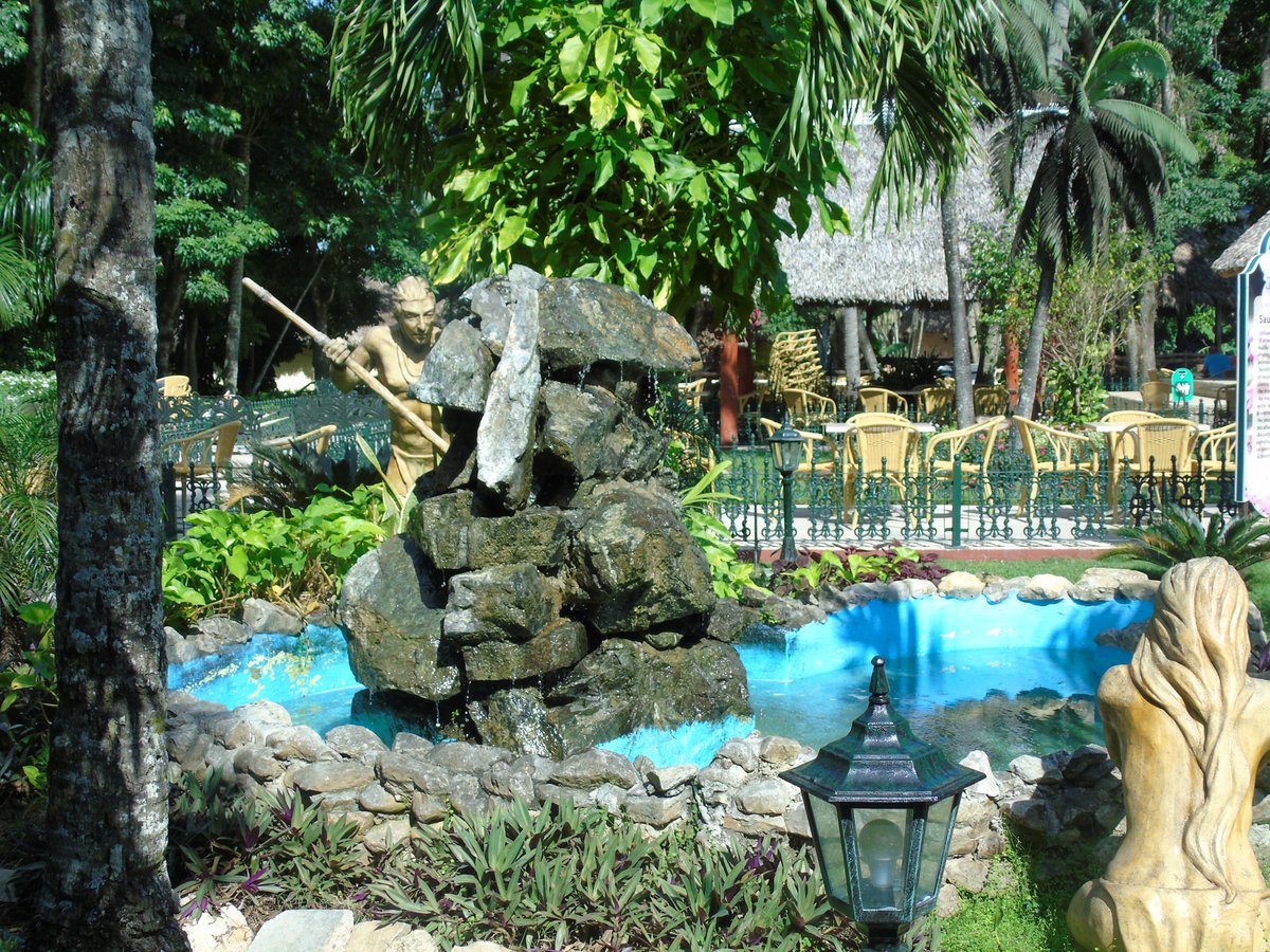 El Hotel Los Caneyes, ubicado en Santa Clara, Cuba, es un emblemático establecimiento que refleja la rica historia y cultura de la región. 

.
.
#CubaÚnica
#CubaUnica
#Cuba
#CubaTravel
#TurismoCuba