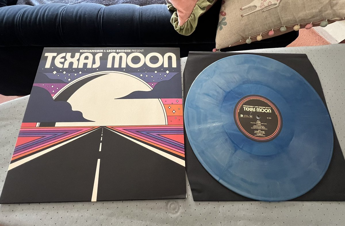 BeakerBate's tweet photo. Another local record shop victory! The awesome @Khruangbin with @leonbridges and #texasmoon https://t.co/e4ieoYzalE