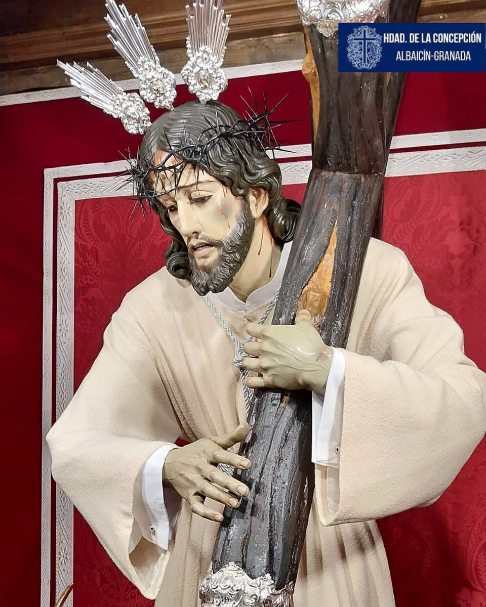 🔹Nuestros Sagrados Titulares ataviados para la Pascua de Resurrección, nuestra Madre luce los colores pontificios en honor a la proclamación como papa de  León XIV.