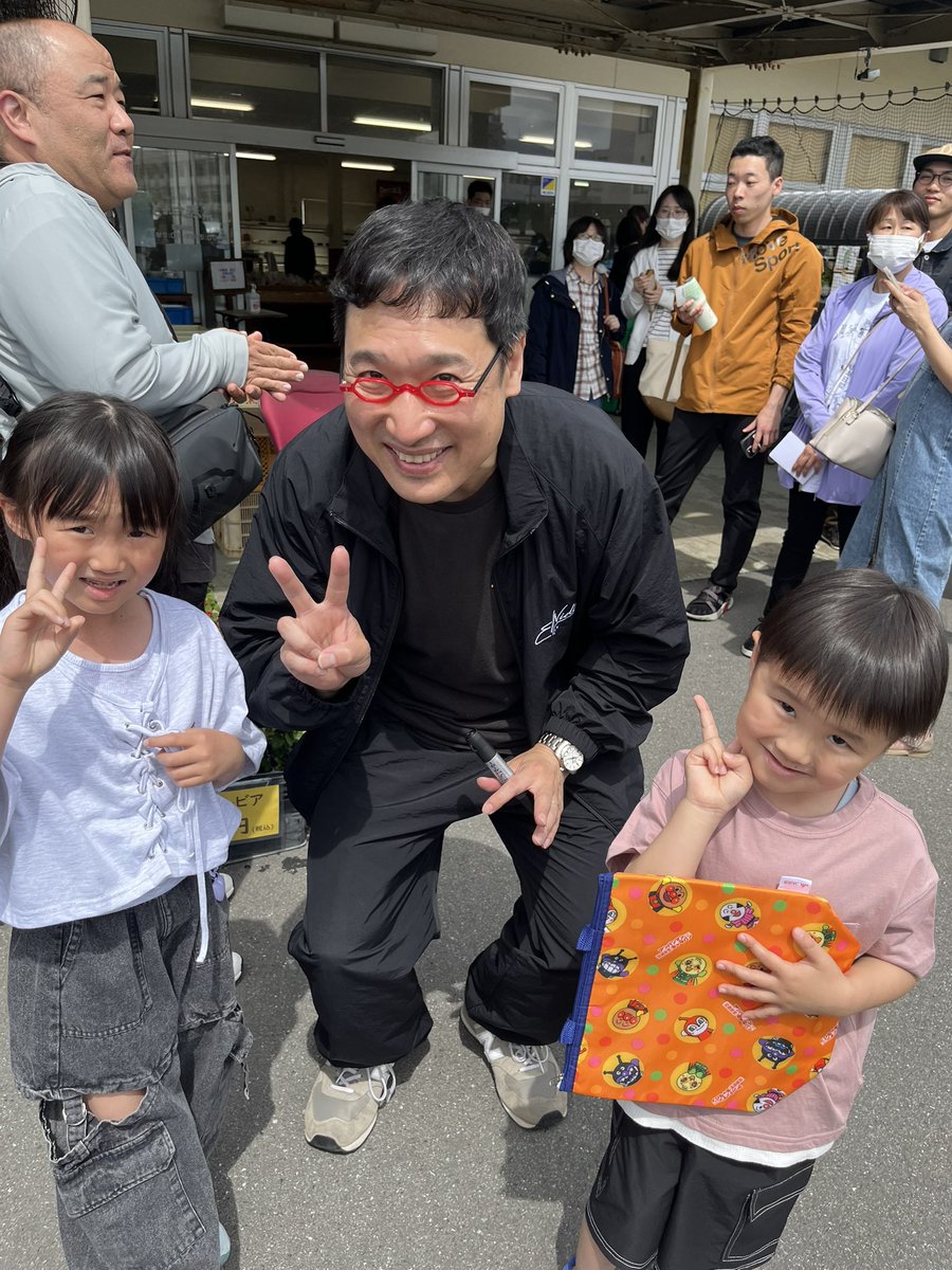 RQcDM14XrdsMKUP's tweet photo. 山ちゃんくる情報きいて
りおちゃんが会いたいと‥😊w
お手紙にそれスノ見てますって
お兄ちゃんとあべちゃん書いてた❣️
頑張って待って渡せてよかったね‼︎
#YAMA414
#山里亮太
#山里亮太の140山口 https://t.co/O08oWQbypQ