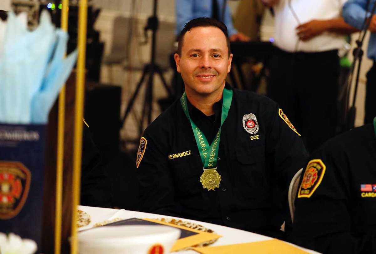 ¡Cámara hace entrega de reconocimiento a nuestros bomberos!

La vicepresidenta de la Cámara, <a href="/YashiraMLebron/">Yashira Lebron</a>, y el representante Felix Pacheco reconocieron a nuestros bomberos por su trabajo, compromiso y dedicación para proteger vidas y servir a nuestras comunidades.

#CámaraPR