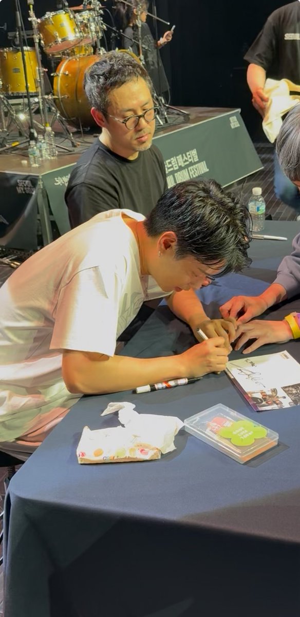 앞에 드럼스틱 가져온 어린이가 있었는데
하는 말 한 마디 한 마디에 귀 기울이고 응원해주는 거 너무 미남다운 행동이야……