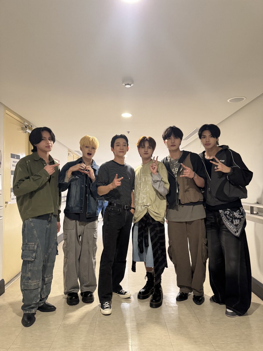 with EXO's Chen 선배님 <a href="/CHEN_INB100/">CHEN_official</a> 🦖 

#New_ID #뉴이드