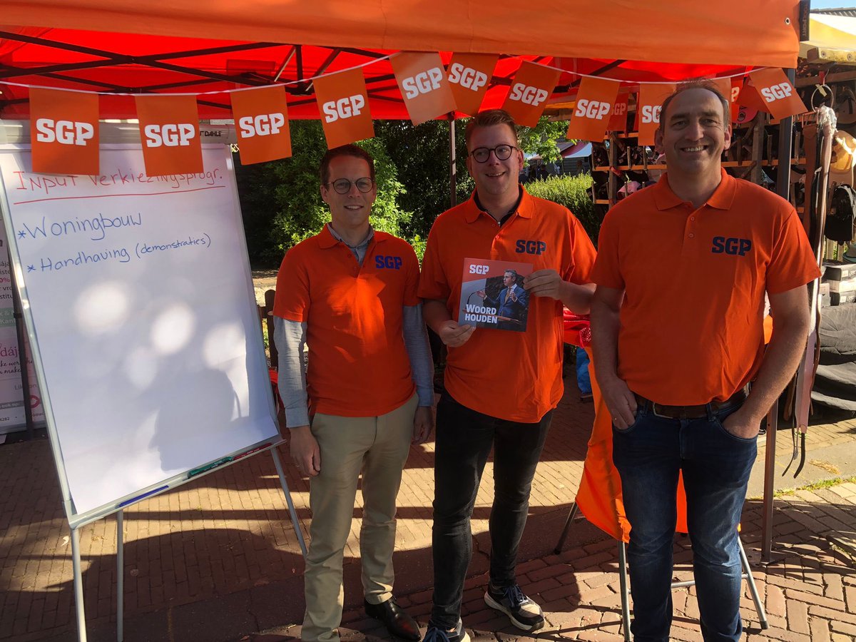 SGPMolenlanden's tweet image. Mooie dag op de braderie in #Bleskensgraaf. Veel gesprekken over o.a. woningbouw, stikstof, handhaving, sociaal domein en stille armoede. Nieuwe leden erbij en volop betrokkenheid vanuit de dorpen. We gaan ermee aan de slag richting de verkiezingen.