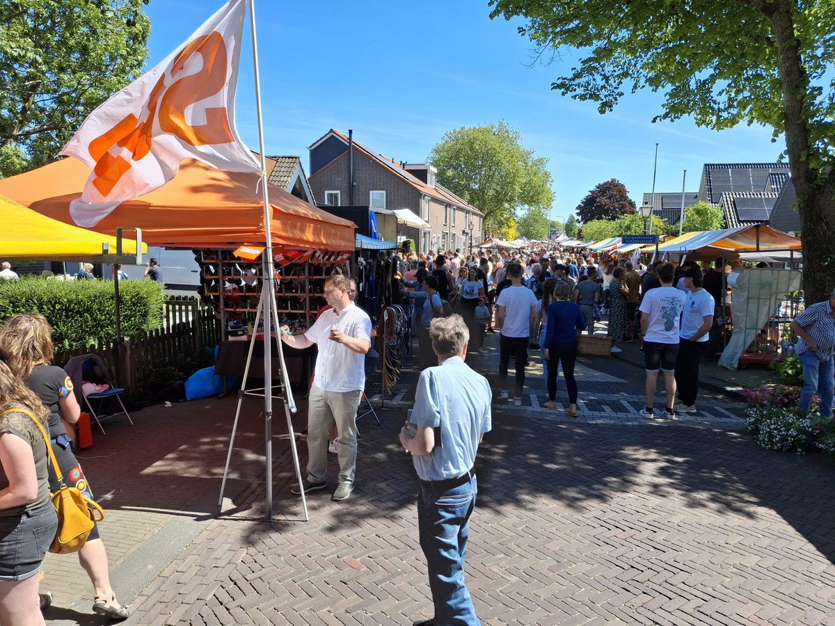 SGPMolenlanden's tweet image. Mooie dag op de braderie in #Bleskensgraaf. Veel gesprekken over o.a. woningbouw, stikstof, handhaving, sociaal domein en stille armoede. Nieuwe leden erbij en volop betrokkenheid vanuit de dorpen. We gaan ermee aan de slag richting de verkiezingen.