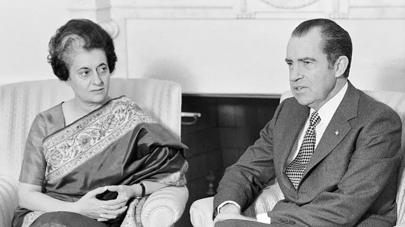 अमेरिका ने अपना सातवां बेड़ा भेजने की धमकी दी थी। 

इंदिरा गांधी ने कहा - "सातवां बेड़ा हो सत्तरवां, हिंदुस्तान किसी से नहीं डरता।" 

और दुनिया ने इतिहास का सबसे बड़ा सैन्य सरेंडर देखा, दुनिया का भूगोल बदलते देखा। 

आज हमने क्या देखा? मन ख़राब हो गया 

#Ceasefire #IndiraGandhi