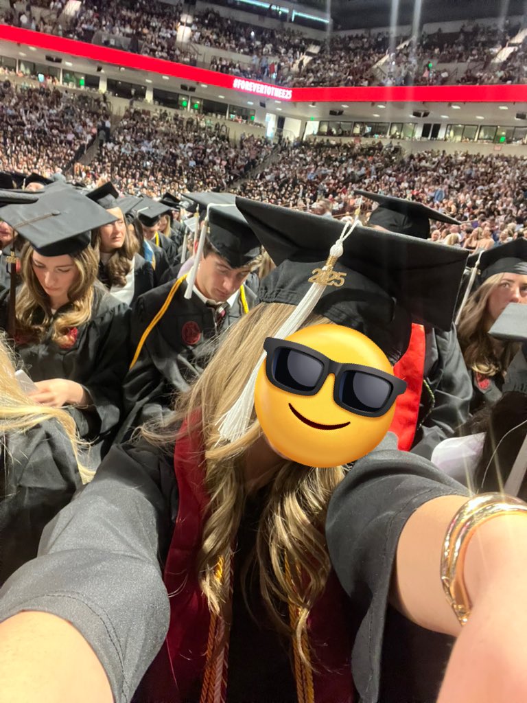 masterofqueefs's tweet image. BV i'm graduating today!!! someone bar drop me tn as a present❤️