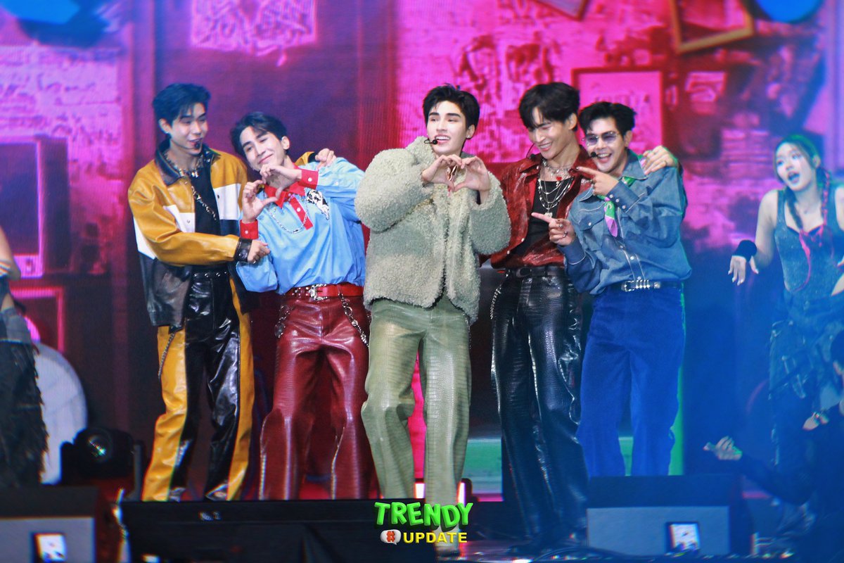 TrendyUpdate_th's tweet photo. โชว์พิเศษจาก "ภูมิ-ภูริพันธ์" และแก๊ง��พื่อนสนิท “โอห์ม ตะวัน ไกด์ อะตอม” ในงาน POOM VILLA BIRTHDAY FANCON IN BANGKOK 🎂

#POOMVILLAFANCON #POOM28THBD2025 #poompps #poomphuripan #ohmthitiwat #โอห์มไง #AtomNathaphop #Atomixboyz #Guidekc #guidekantapon #TawanNawinwit #ตะวันณวินวิชญ์ https://t.co/NdvgEwEYOd