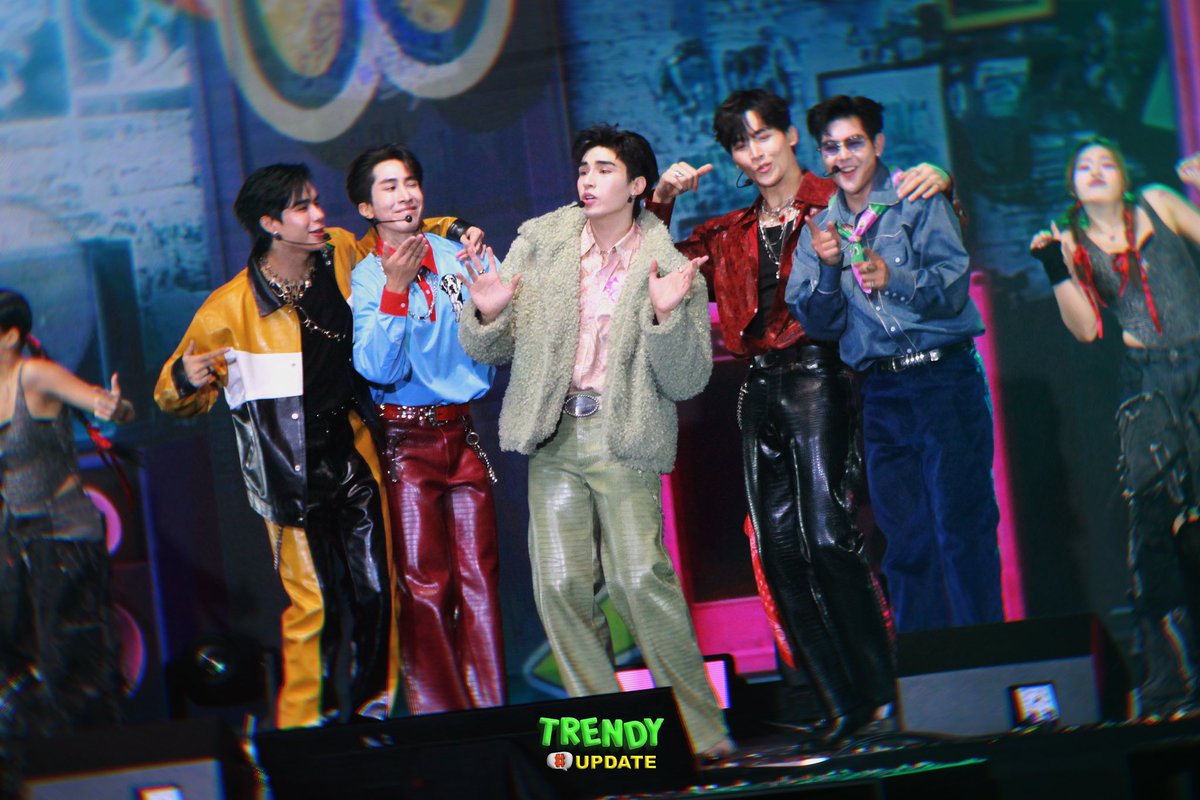 TrendyUpdate_th's tweet photo. โชว์พิเศษจาก "ภูมิ-ภูริพันธ์" และแก๊ง��พื่อนสนิท “โอห์ม ตะวัน ไกด์ อะตอม” ในงาน POOM VILLA BIRTHDAY FANCON IN BANGKOK 🎂

#POOMVILLAFANCON #POOM28THBD2025 #poompps #poomphuripan #ohmthitiwat #โอห์มไง #AtomNathaphop #Atomixboyz #Guidekc #guidekantapon #TawanNawinwit #ตะวันณวินวิชญ์ https://t.co/NdvgEwEYOd