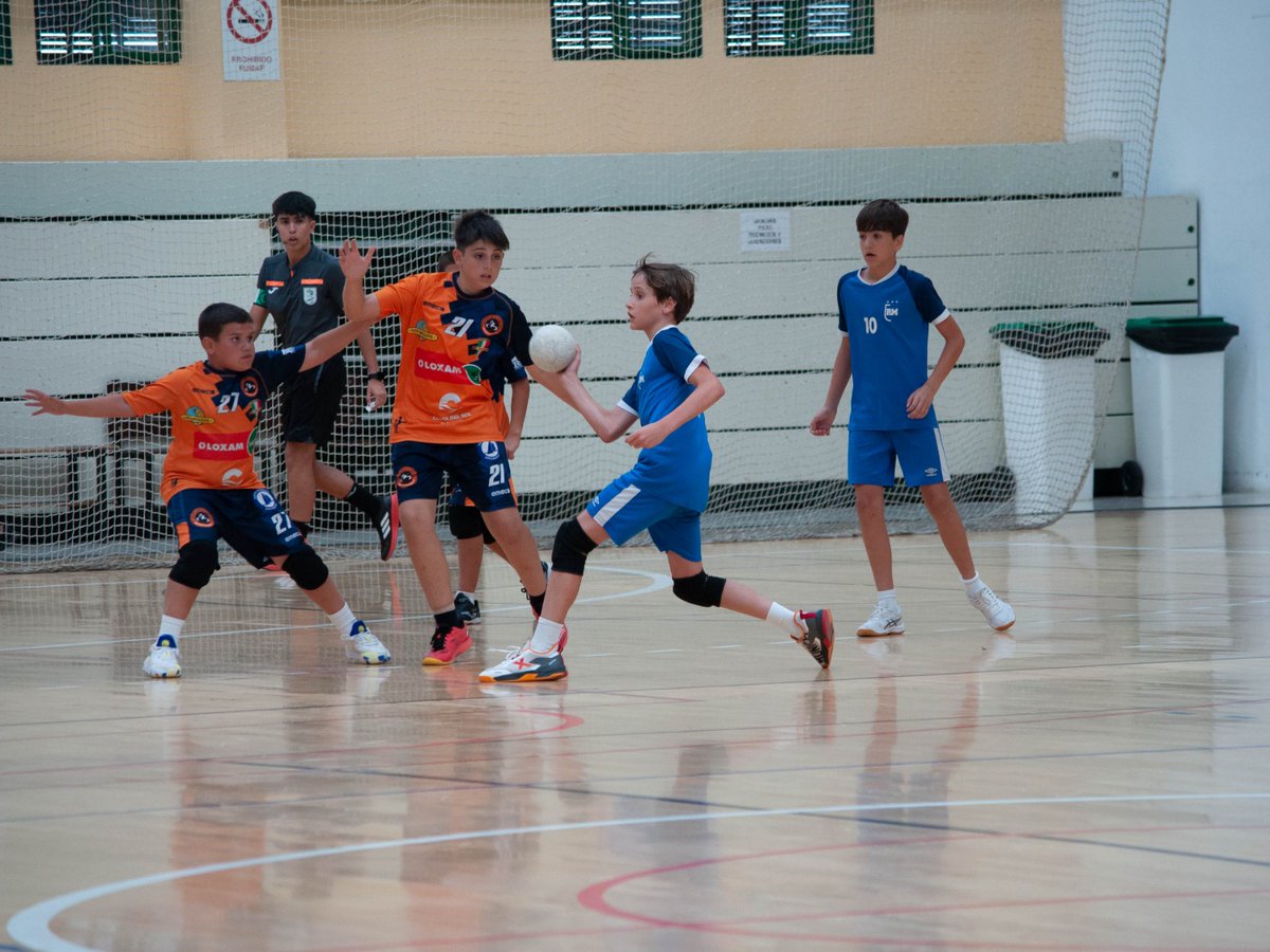 📣 ¡Tenemos 𝑭𝑰𝑵𝑨𝑳𝑰𝑺𝑻𝑨𝑺 🎖️ del #CADEBA25 Alevín! 🙌

🤾‍♂️ #EMCarboneras 🆚 <a href="/colegiosierrab1/">Colegio Sierra Blanca - El Romeral</a>
🤾‍♀️<a href="/BM_Roquetas/">Club Balonmano Roquetas</a> 🆚 <a href="/cbmsfa_mijas/">Club Balonmano Colegio San Fco. de Asís Mijas</a>

👉 La lucha por el 𝑏𝑟𝑜𝑛𝑐𝑒:
🤾‍♂️<a href="/ED_FundacionSMV/">Escuela Deportiva Fundación Victoria</a> 🆚 <a href="/MaravillasBm/">BM Maravillas Benalmádena</a>
🤾‍♀️<a href="/arspalmadelrio/">Club Balonmano Ars Palma del Rio</a> 🆚 #EMCarboneras

🔚 El desenlace, mañana desde <a href="/aytolinares/">Ayuntamiento de Linares</a>