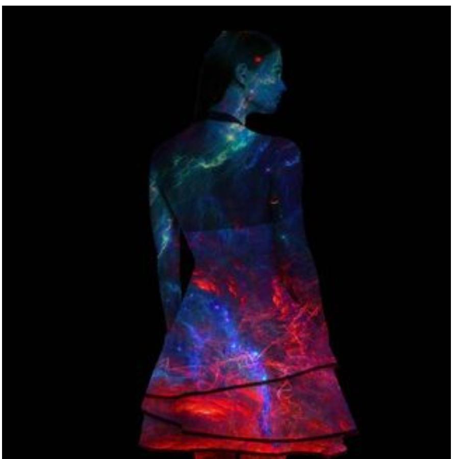 ♡Taş ve Yıldız♡

Ana, ben bir taş olsaydım eğer,  
Katıksız sevginle ısınırdım.  
Bağrında bir kuş, bir çiçek olurdum belki,  
Ama ben yıldızlara uzanan bir fırtınaydım.  

Köyümüzün dağları dar geldi bana,  
Topaçlar dönerken, şekerler erirken,  
Ben sordum: *"Dağın ardında ne