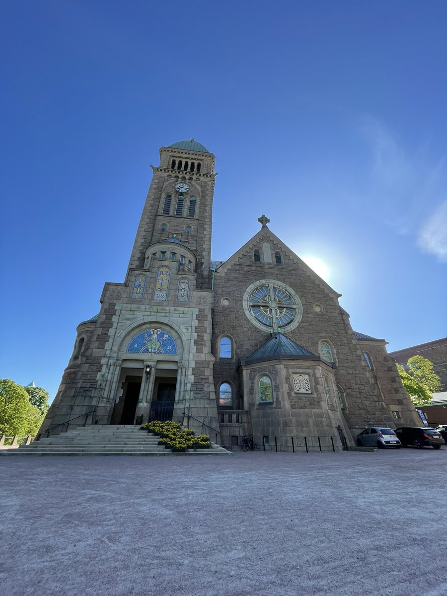 The fun of choosing holiday pics to post with #WishYouWereHer I raced along with this summery story of fame &amp; first love, with its astute leading lady, sparring booksellers, familiar friends from Lake Pristine &amp; subtle message of looking out for others. Absolutely 5 ⭐️ loved it!