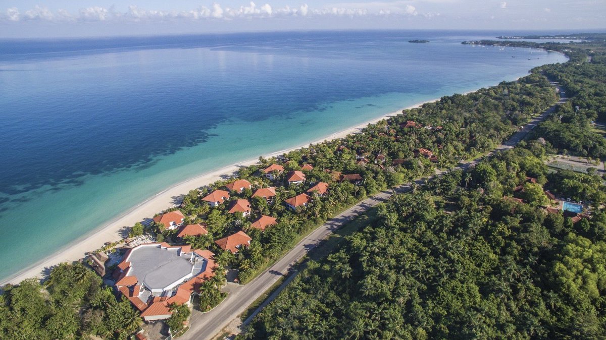 couplesuk's tweet photo. Spring into Summer and stay 14 days for the price of 12 ☀

With four beautiful resorts and up to 47% off holiday packages, your dream romantic getaway is only a few clicks away 🌴

Book by June 2nd 2025 to avail of our special offers - https://t.co/ZvdA8LRXah https://t.co/mSljsHrgAM