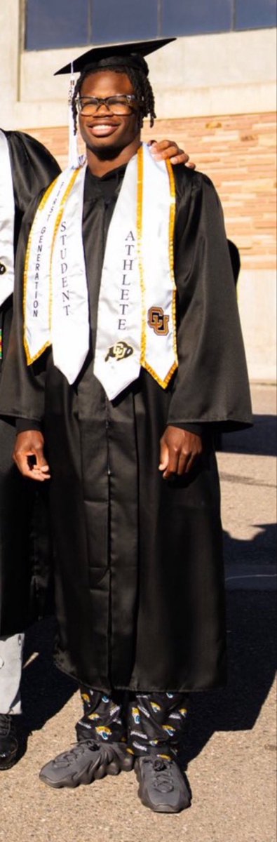 NFL_Convo's tweet image. This man Travis Hunter was really wearing Jaguars pajama pants during graduation๐
How can you not love this guy?๐คฃ