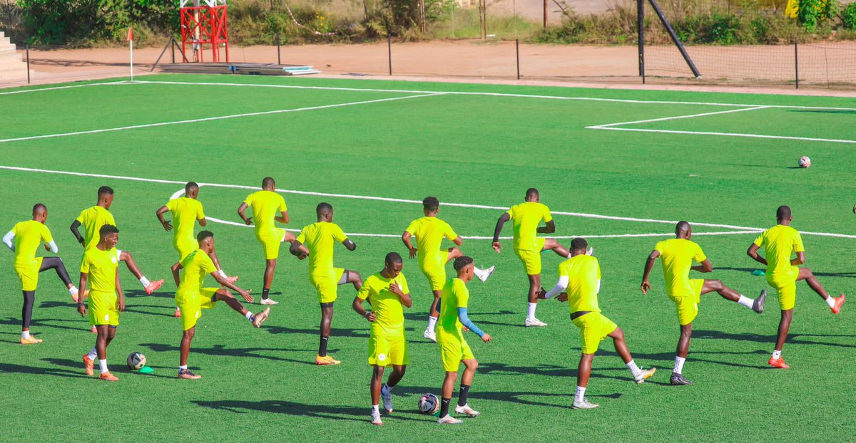 CentreChiefsFC's tweet photo. Charged up🔋⌛️
#Todaystraining
#MagosiMaaparankwe https://t.co/NhsNYdRlRr