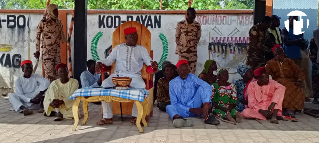 tchadinfos's tweet photo. Le Nāā bnā ou la fête des semailles en cours de célébration dans la cour royale de Sa Majesté le Mbang de #Bedaya, Nguemadjita Mbangndibaye, en présence des prêtres de l'initiation, de notables, de ressortissants du grand #Moyen_Chari.
L'occasion pour le chef spirituel Sara Madjingaye de demander aux ancêtres de bénir les activités agricoles de cette année pour que la récolte soit abondante.#Tchad 🇷🇴