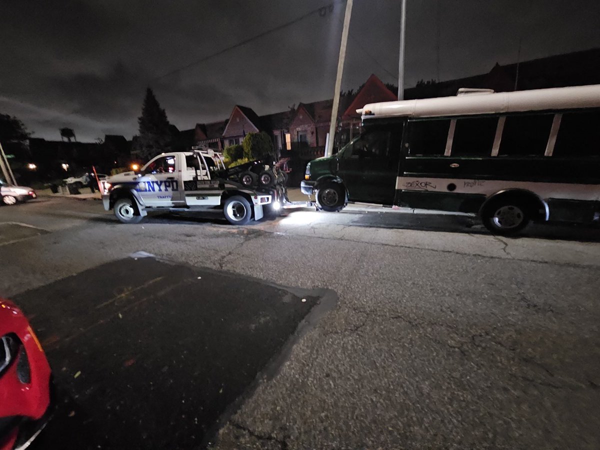 NYPD104Pct's tweet photo. Last night your 104 Officers conducted a tow operation. In just one night, over 1️⃣0️⃣ vehicles removed from the street freeing up parking for residents in the community. Be a good neighbor and make sure to move your vehicle every 7 days. https://t.co/2ANZcI7pG0