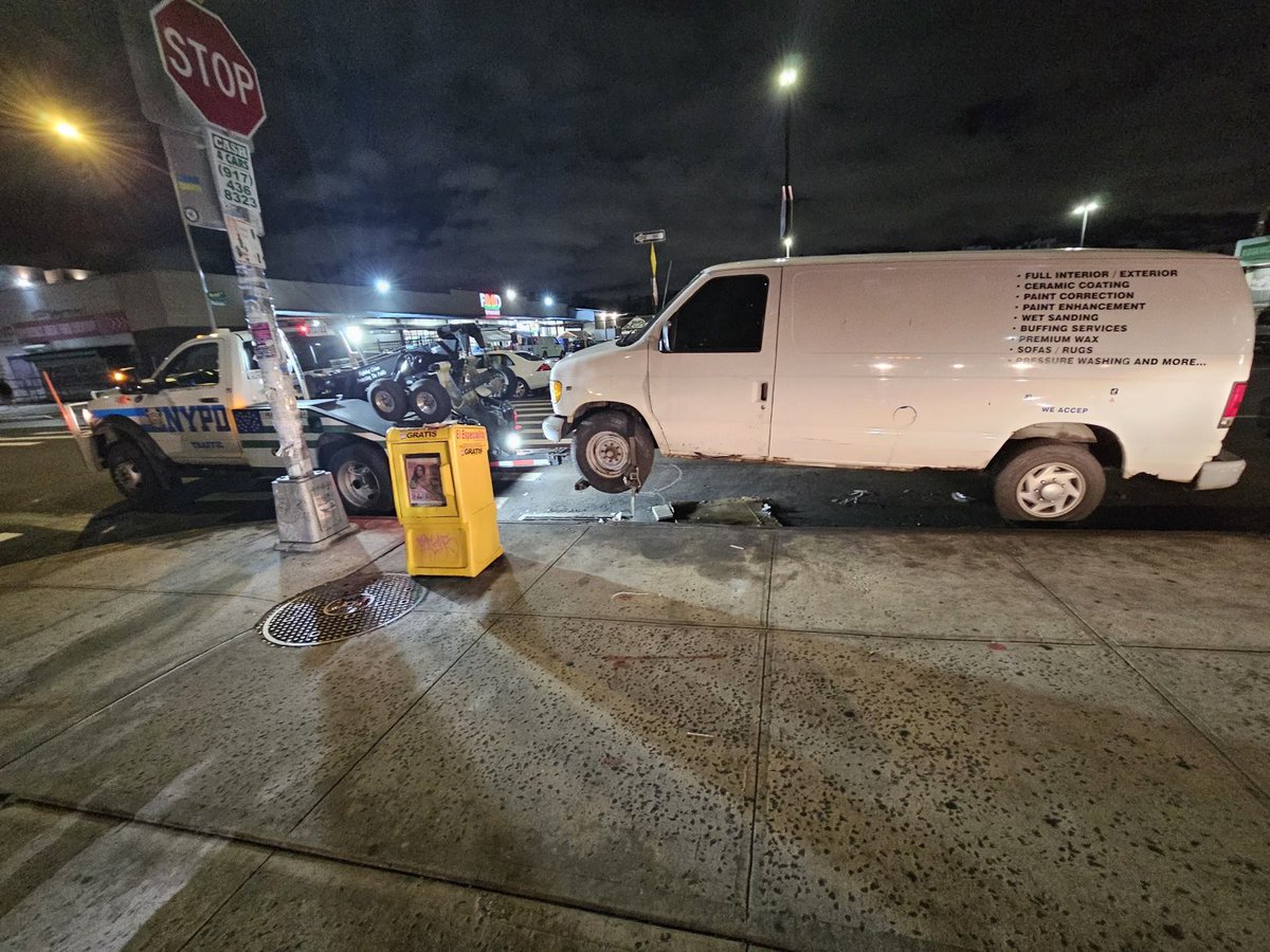 NYPD104Pct's tweet photo. Last night your 104 Officers conducted a tow operation. In just one night, over 1️⃣0️⃣ vehicles removed from the street freeing up parking for residents in the community. Be a good neighbor and make sure to move your vehicle every 7 days. https://t.co/2ANZcI7pG0