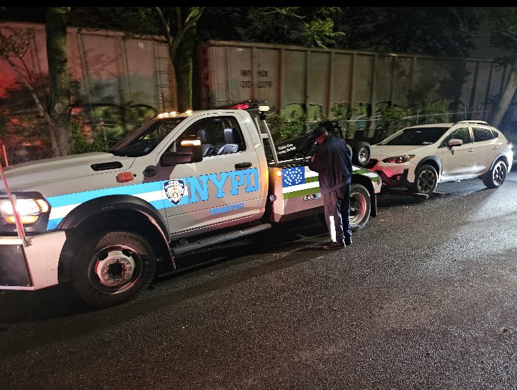 NYPD104Pct's tweet photo. Last night your 104 Officers conducted a tow operation. In just one night, over 1️⃣0️⃣ vehicles removed from the street freeing up parking for residents in the community. Be a good neighbor and make sure to move your vehicle every 7 days. https://t.co/2ANZcI7pG0