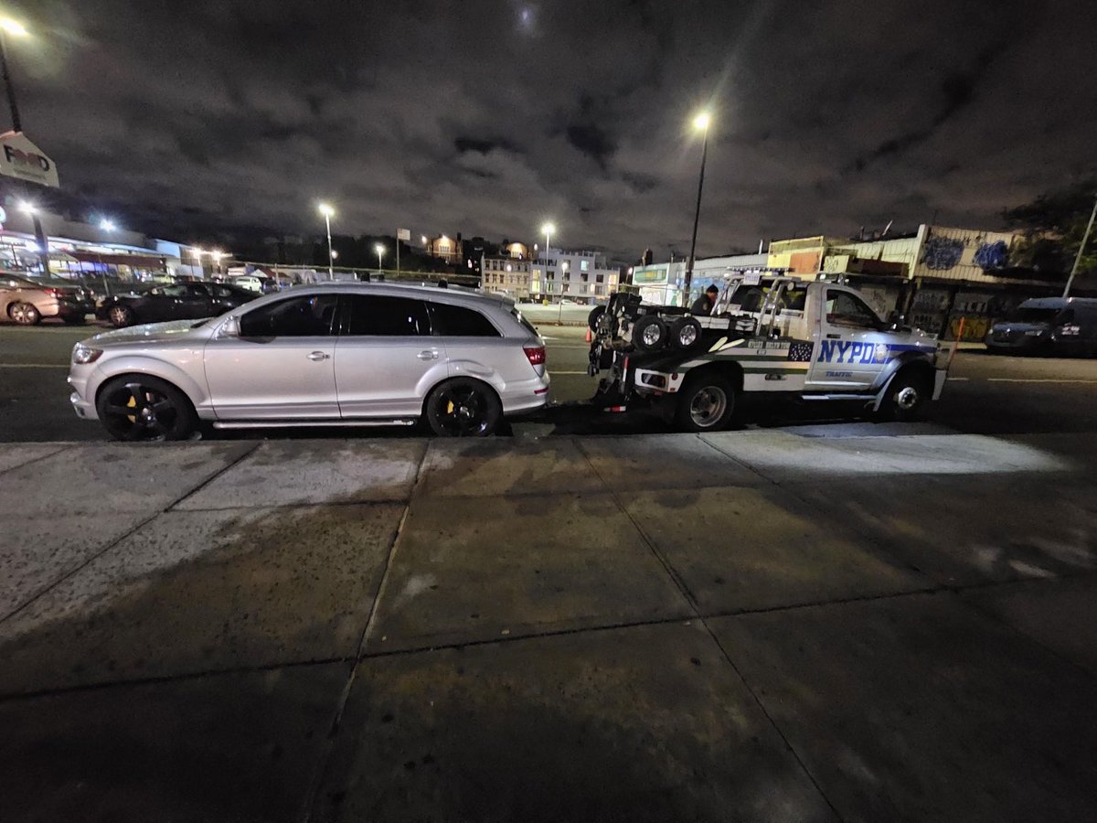 NYPD104Pct's tweet photo. Last night your 104 Officers conducted a tow operation. In just one night, over 1️⃣0️⃣ vehicles removed from the street freeing up parking for residents in the community. Be a good neighbor and make sure to move your vehicle every 7 days. https://t.co/2ANZcI7pG0
