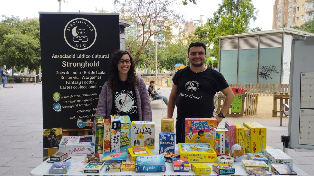 Ja estem preparades per la #FestaMajorNavas! Ens podreu trovar fins les 19h a la plaça Ferran Reyes 🥰🥰

#fentbarri #festamajor #jocsdetaula #juegosdemesa #jocsenfamilia