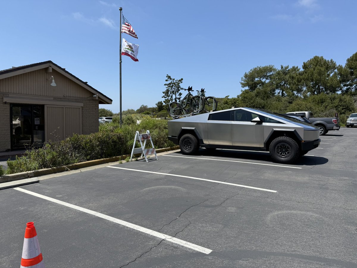 craigconsulting's tweet image. Unlocking the Cybertruck’s Full Potential: 500-Mile Battery & Range Extender Options
The Cybertruck is insanely capable off-road—stable, powerful, and incredibly composed on rugged terrain. It handles like no other truck in its class and makes for an outstanding road trip…