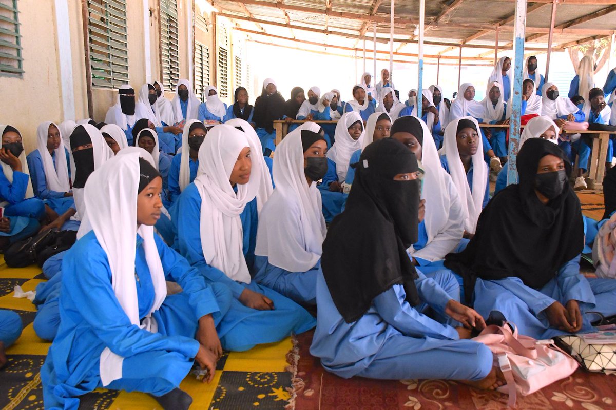 En prélude à la Journée des jeunes filles dans les TIC (15 mai), ISOC-TCHAD et le comité d'organisation ont sensibilisé les élèves du Lycée Harazaye sur l’usage responsable des réseaux sociaux et les opportunités dans les métiers du numérique.
#InternetSociety
#womantech