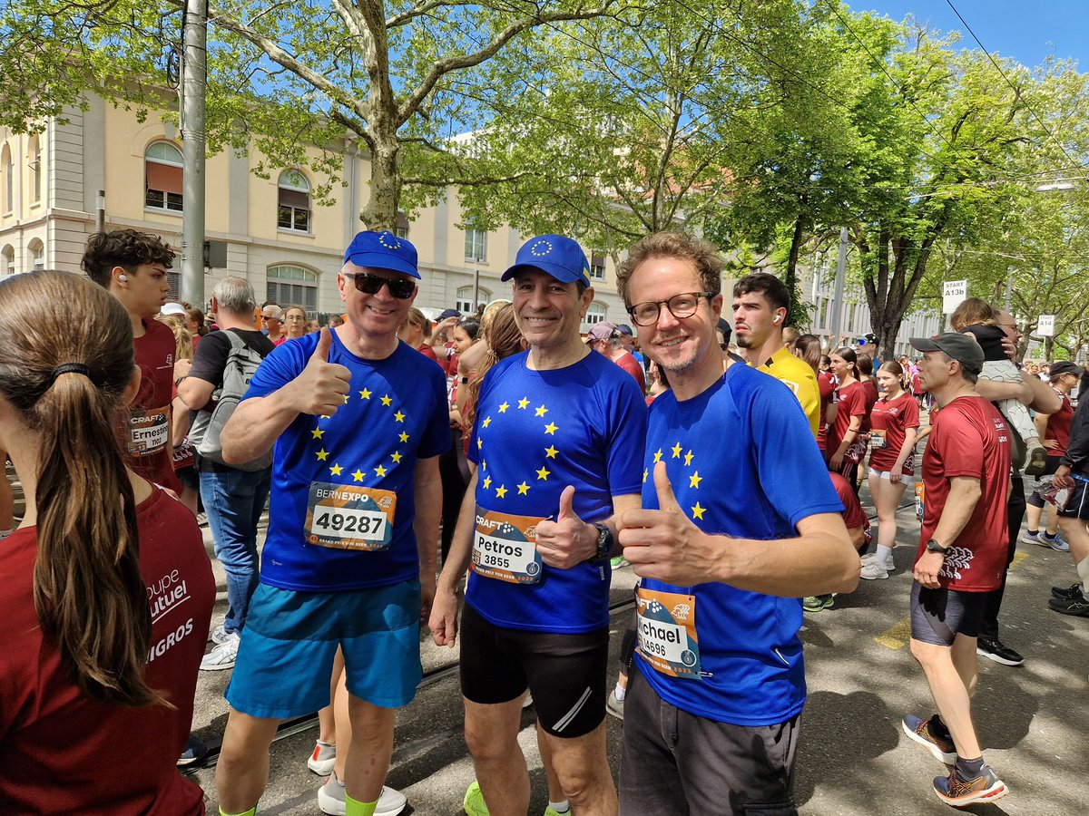 EUinSwitzerland's tweet photo. @gpbern Die Startblöcke stehen, die Stimmung ist toll, und #Running4Europe ist mittendrin! https://t.co/cET3c1jQLN