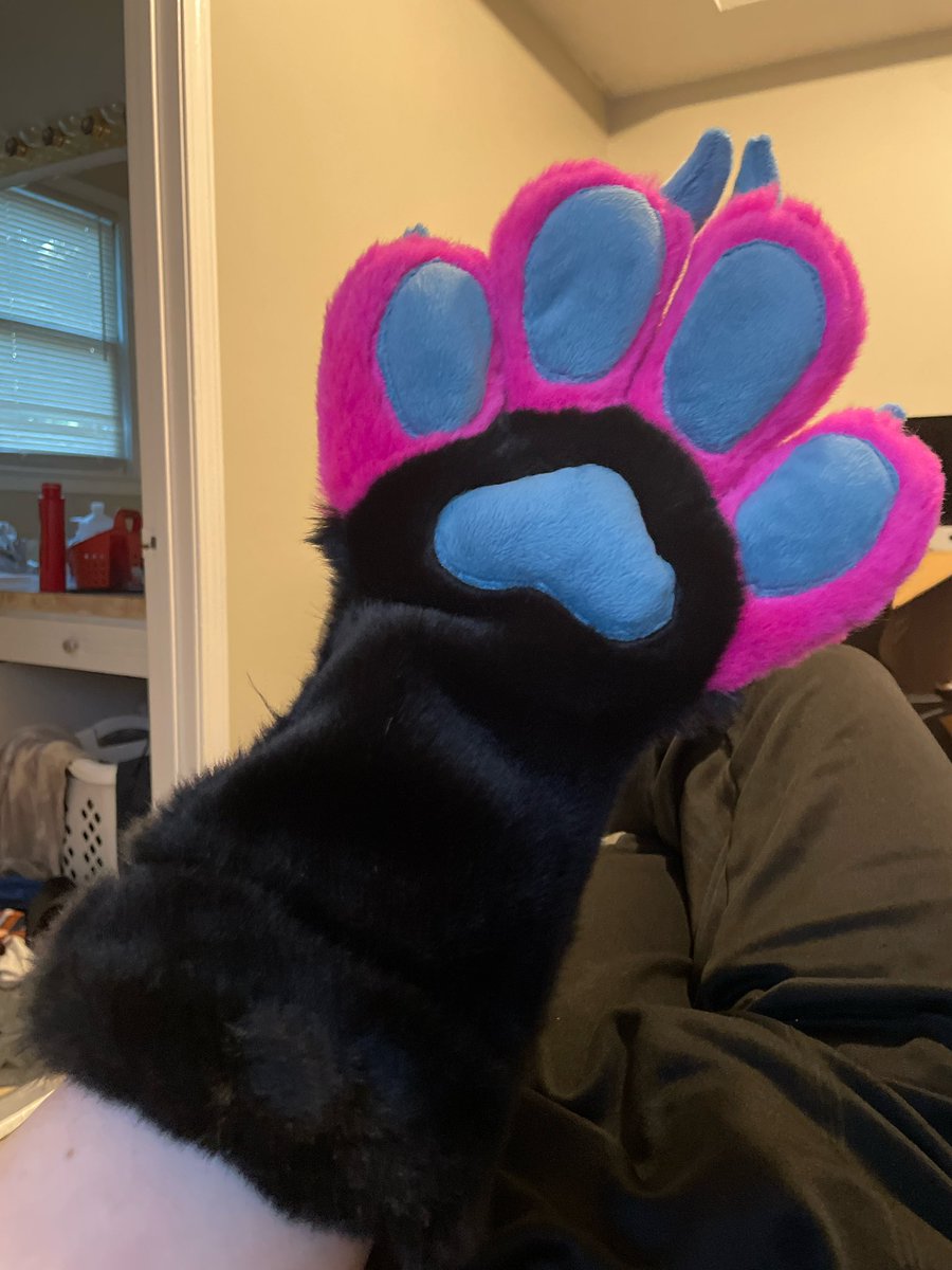 If anyone finds my paws please bring them to me or con ops!!!! #FWA2025 #FWA