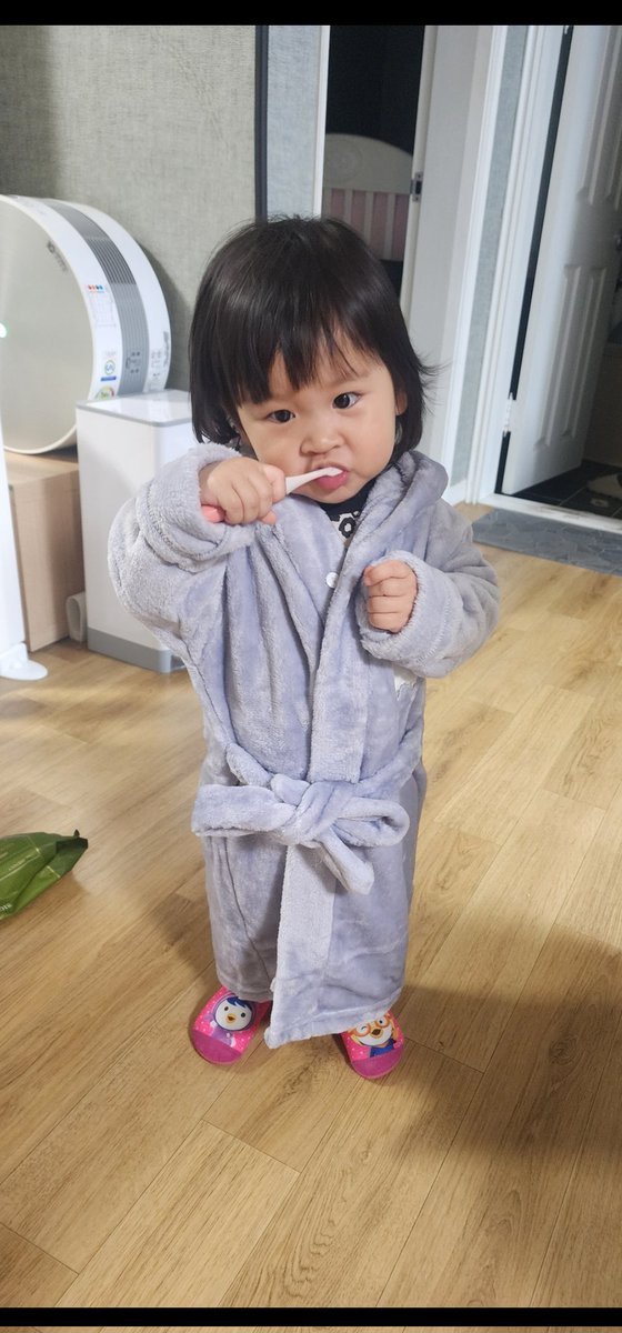 아쿠아슈즈 + 로브 마음에 든다고 3시간째 입고있기..
벗자 하면 울어서 쩔수없음