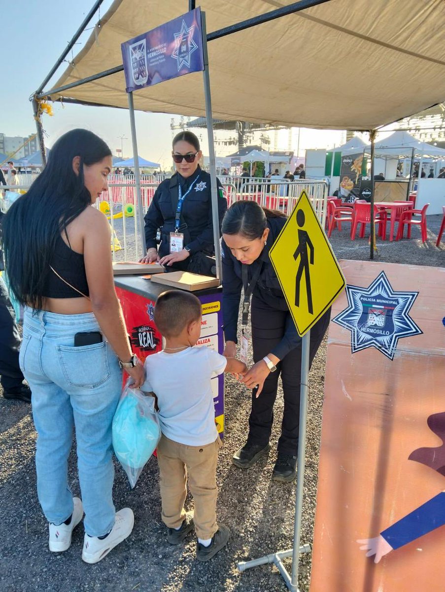 Feliz día de las madres!!!! 🥳🥳🥳

Felicidades a todas las mamás, por supuesto a mis compañeras quienes también dedican su servicio en servir y proteger.

Por eso en <a href="/Policia_HMO/">Policía Municipal de Hermosillo</a> a todas las compañeras madres de familia les otorgamos este día, para que disfruten con sus seres