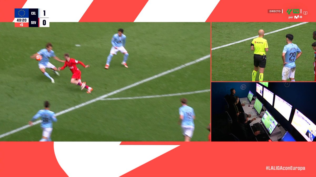 ArchivoVAR's tweet photo. 🖥️💥 Exceso de protagonismo del VAR en el Celta de Vigo - Sevilla.

👉🏻 González Fuertes señaló penalti por mano de Marcos Alonso y le mostró la amarilla.

❌ NO ES ACCIÓN DE VAR.

▪️ Trujillo Suárez no puede asegurar que Peque habría llegado al balón para quedarse mano a mano. https://t.co/stacUe7rUj